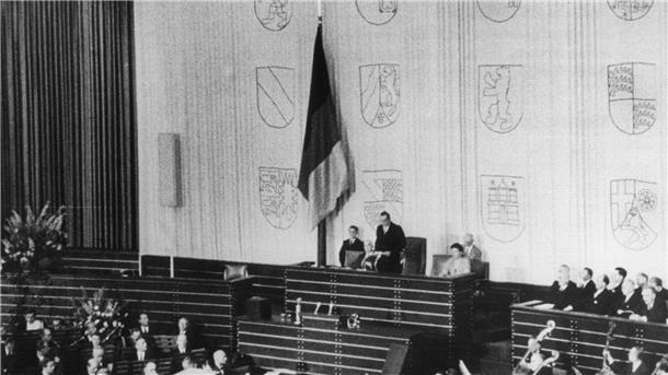 In der Turnhalle ging es los: Vor 75 Jahren kam erstmals der Bundestag zusammen.