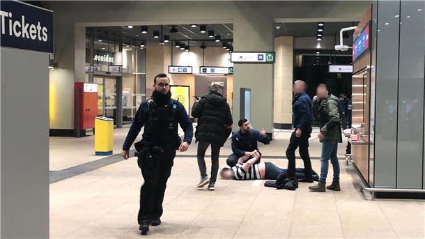 Verletzte nach Messerangriff aus Krankenhaus entlassen In der U-Bahn-Station im EU-Viertel von Brüssel nimmt die Polizei einen Verdächtigen fest.