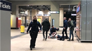 In der U-Bahn-Station im EU-Viertel von Brüssel nimmt die Polizei einen Verdächtigen fest.