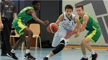 In der U16-Bundesliga ging Adrian Petkovic (Mitte) noch in der Kolbhalle für die Eisbären Bremerhaven auf Korbjagd. 