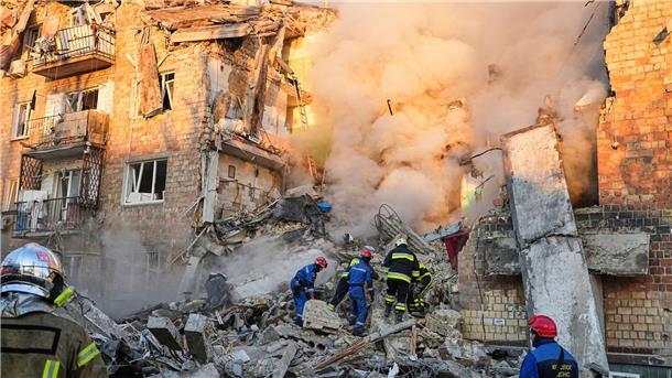 In der Ukraine sind durch die Angriffe aus Russland viele Häuser zerstört worden.