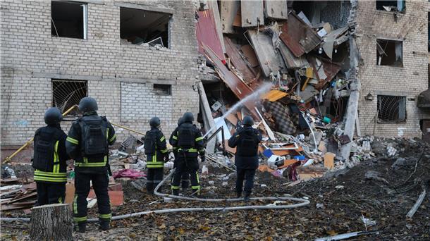 700 Drohnen und Raketen - schwerer russischer Luftangriff In der ukrainischen Großstadt Saporischschja schlug eine Rakete in ein Wohnheim ein.