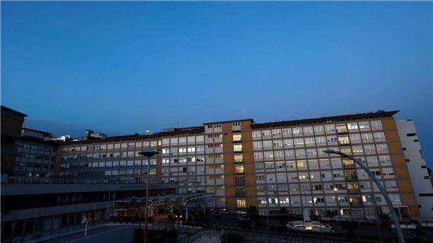 Papst nach OP im Krankenhaus - Vatikan tritt Sorgen entgegen In der Universitätspoliklinik Agostino Gemelli in Rom wurde Papst Franziskus operiert.