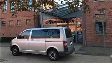 In der Verdener Stadthalle wurde am Freitag verhandelt. Die beiden Angeklagten wurden aus der U-Haft entlassen und müssen zukünftig nicht mehr mit dem Bus ins Gefängnis gefahren werden.