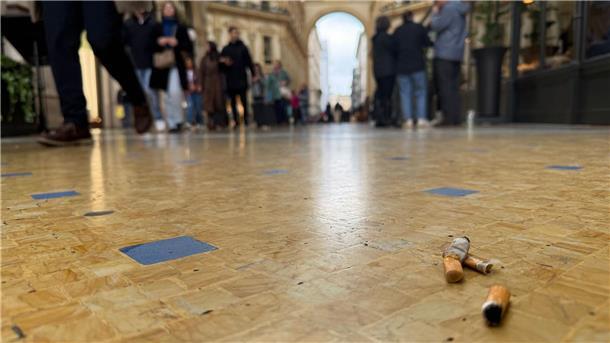 Mailand hadert mit seinem Draußen-Rauchverbot In der Viktor-Emanuel-II.-Galerie, der Einkaufspassage Galleria Vittorio Emanuele II, liegen Zigarettenkippen auf dem Boden.