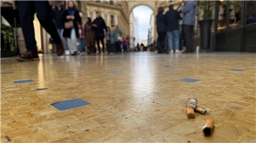 In der Viktor-Emanuel-II.-Galerie, der Einkaufspassage Galleria Vittorio Emanuele II, liegen Zigarettenkippen auf dem Boden.