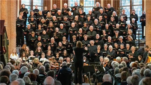 In der vollen Christuskirche erklang das Weihnachtsoratorium mit Eva Schad am Dirigentenpult, der Altistin Andra Isabel Prins und Jo Holzwarth als Evangelist.