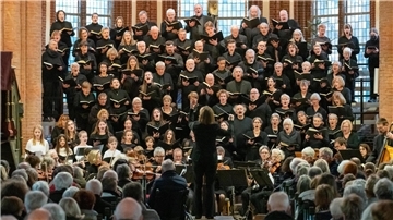 In der vollen Christuskirche erklang das Weihnachtsoratorium mit Eva Schad am Dirigentenpult, der Altistin Andra Isabel Prins und Jo Holzwarth als Evangelist.