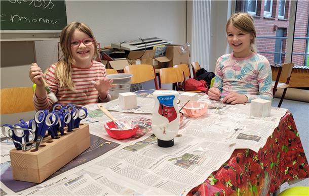 In der vom Förderverein der Grundschule mit Lehrern initiierten Weihnachtswerkstatt werkelten und bastelten die Grundschüler jetzt an verschiedenen Objekten.
