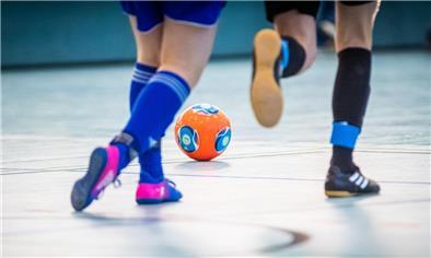 In der Walter-Kolb-Halle rollt am Sonntag bei einem Benefizturnier der Ball.