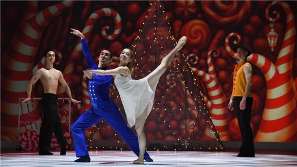 In der neuen „Nussknacker“-Choreografie von Bremerhavens Ballettdirektor Alfonso Palencia tanzen in dieser Szene auf der „Zuckerinsel“ Javier Zotano (Arabischer Kaffee), Marco Marongiu (Nussknacker-Prinz), Kiko Noguchi (Clara) und Ming-Hung Weng (Chinesischer Tee).