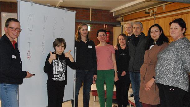 In der Zevener Notunterkunft wird Deutsch gelernt: Die DRK-Mitarbeiterinnen Claudia Oerding (links) und Melanie Erdrich üben mit den Ukrainern im Aufenthaltsraum in der Turnhalle.