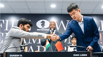 In der zweiten Partie einigten sich Dommaraju Gukesh (l) und Ding Liren auf ein Remis.
