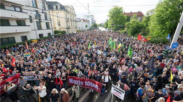 Verdächtige nach Angriff auf SPD-Politiker ermittelt In Deutschland gibt es viel Solidarität mit den Angegriffenen. Die Menschen fordern nun Konsequenzen.