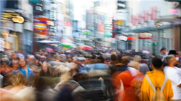 Mehr Menschen im Westen, weniger im Osten In Deutschland leben rund 83 Millionen Menschen, die meisten davon im Westen Deutschlands.