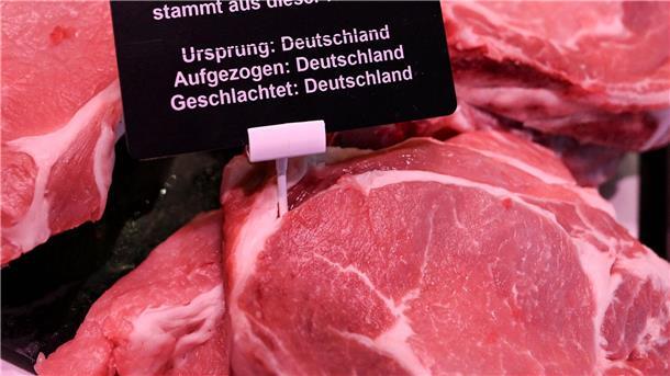 Özdemir wirbt in Brüssel für mehr Herkunftsangaben In Deutschland müssen seit Februar auch für unverpacktes Fleisch von Schweinen, Schafen, Ziegen und Geflügel das Aufzucht- und das Schlachtland auf Schildern angegeben werden.