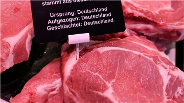 In Deutschland müssen seit Februar auch für unverpacktes Fleisch von Schweinen, Schafen, Ziegen und Geflügel das Aufzucht- und das Schlachtland auf Schildern angegeben werden.