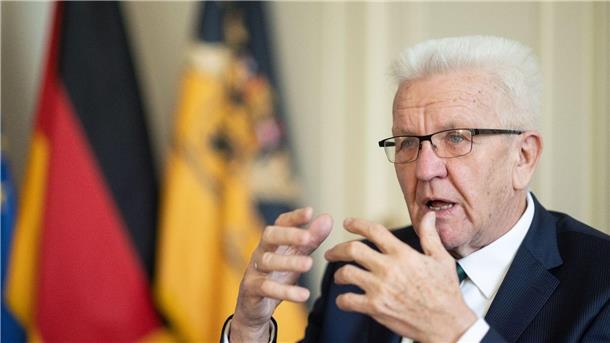 Kretschmann: 2023 ist „Kipppunkt“ für deutschen Wohlstand In Deutschland muss die Überbürokratisierung von Wirtschaft und Gesellschaft angegangen werden, sagt Baden-Württembergs Ministerpräsident Winfried Kretschmann.