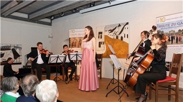  Sopranistin Anna Einsenmann und die Musiker des Dresdner Residenzorchesters beim Auftritt in der Burg zu Hagen