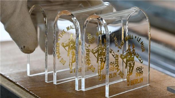 Die Mauer als Souvenir: Das Geschäft mit den Steinbrocken In diese Bögen aus Plexiglas kommt noch ein Stück Mauer.
