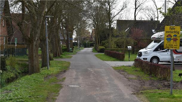 Das Foto zeigt die Sonnenstraße in Ruhwarden. Deren Anwohner wünschen sich, dass ein Abschnitt dieser Straße zur Spielstraße erklärt wird.