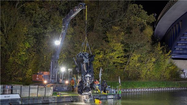Drei Tote im Kanal - Ermittler finden Einbruchswerkzeug In diesem aus dem Mittellandkanal geborgenen Autowrack fanden Ermittler Einbruchswerkszeug. (Archivbild)