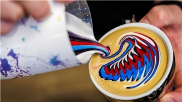 In diesem besonderen Café wird der Kaffee mit Milchschaum und spezieller Farbe verziert.