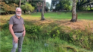 In diesem Graben hat Erich Mangels aus Flögeln seine toten und verletzten Schafe gefunden, die mutmaßlich vom Wolf gerissen wurden.
