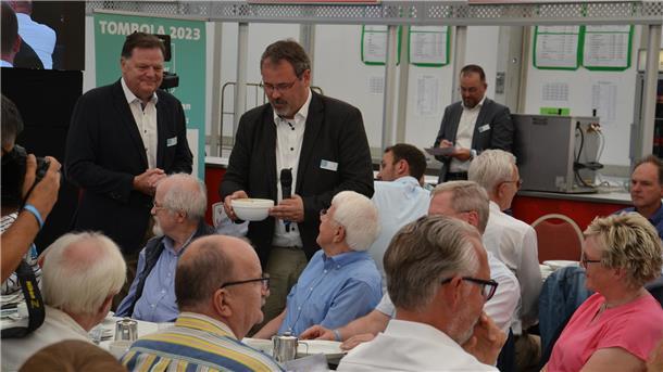 In diesem Jahr erhielt Wolf Vogel den ersten Teller Erbsensuppe von Oliver Moje serviert. Vogel hatte 15 Jahre als Gemeindebürgermeister und Aufsichtsratsvorsitzender der Messe-GmbH amtiert.