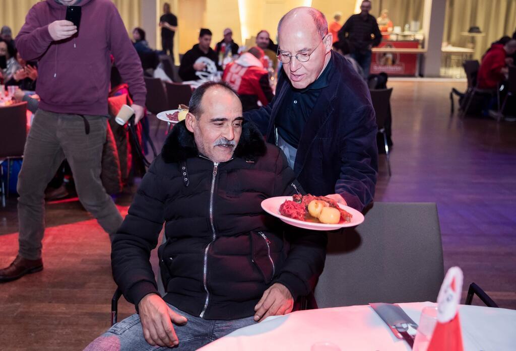 Gänsekeule für Berlins Obdachlose - nur ohne Frank Zander In diesem Jahr findet die Feier mit Gänseessen zum ersten Mal seit Beginn der Corona-Pandemie wieder im Hotel Estrel statt. Politiker Gregor Gysi servierte Gänsebraten für die Gäste.