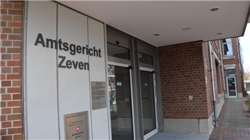 Der Eingang eines Gebäudes mit dem Schriftzug Amtsgericht Zeven