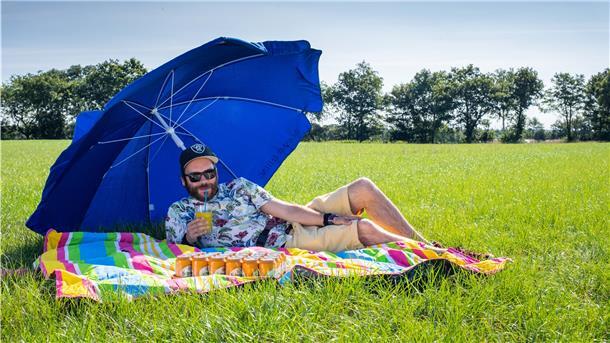 In diesem Jahr ist NZ-Videoreporter Philipp Overschmidt auf dem Deichbrand-Festivalgelände ganz allein. Aufgrund der Corona-Pandemie gibt es das Festival 2020 nur virtuell.