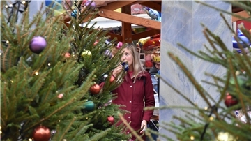 In diesem Jahr können die Besucher des Zevener Weihnachtsmarktes ihren Glühwein wieder an der St.-Viti-Kirche trinken.