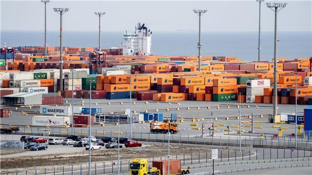 In diesem Jahr sollen zwischen 1,3 und 1,5 Millionen Standardcontainer im JadeWeserPort umgeschlagen werden. 