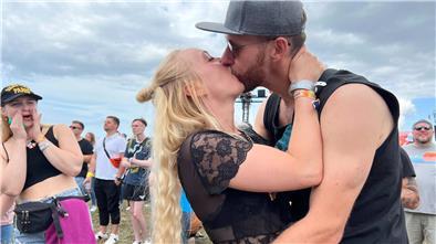 In diesem Moment gibt es nur die beiden inmitten einer anonymen Masse auf dem Deichbrand-Festival - und eine grölende Freundin direkt daneben.
