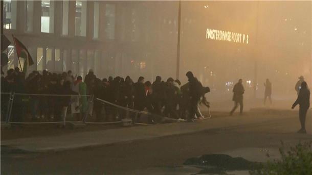 Haftstrafen für Gewalt gegen Israelis in Amsterdam In diesem Videostandbild werfen pro-palästinensische Demonstranten eine Metallbarriere in der Nähe des Fußballstadions in Amsterdam um. (Archiv)