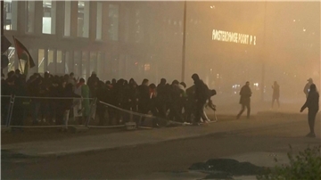 In diesem Videostandbild werfen pro-palästinensische Demonstranten eine Metallbarriere in der Nähe des Fußballstadions in Amsterdam um. (Archiv)