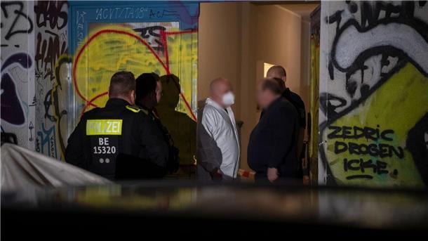 Tote Frau in Bordell gefunden In diesem Wohnhaus in Berlin-Friedrichshain ist eine Frau vermutlich getötet worden. Wegen der Umstände und Verletzungen geht die Polizei von einem Tötungsdelikt aus.