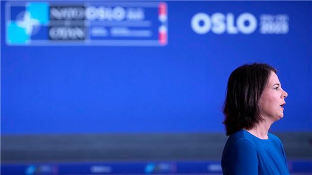 Baerbock: Kein ukrainischer Nato-Beitritt „mitten im Krieg“ In diesen Zeiten sei das Allerwichtigste „Verlässlichkeit, dass das gegebene Wort gilt“, so Annalena Baerbock beim Treffen der Nato-Außenminister in Oslo.