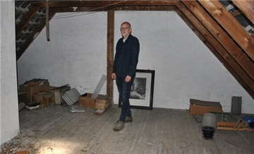 In dieser Ecke auf dem Dachboden des Gemeindehauses in Elsdorf schlummerten jahrelang Briefe von Heimkindern mit versteckten Hilferufen. Pastor Volker Klindworth war damals noch nicht in Elsdorf im Amt, ist aber heute mit der Aufarbeitung beschäftigt.