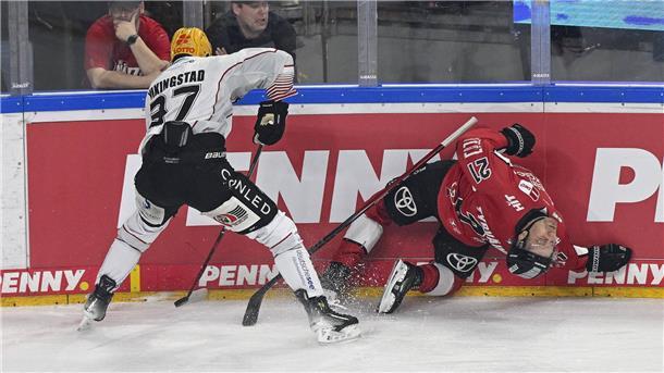 In dieser Szene erhielt Pinguins-Stürmer Markus Vikingstad eine Spieldauertstrafe für einen Bandencheck gegen Kölns Juhani Tyrväinen. Eine umstrittene Entscheidung.