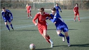 In dieser Szene setzte sich OSC-Spieler Maurice Hoeder im Zweikampf mit Kilian Hartmann von der Leher TS durch, die Partie ging jedoch an den Gegner.