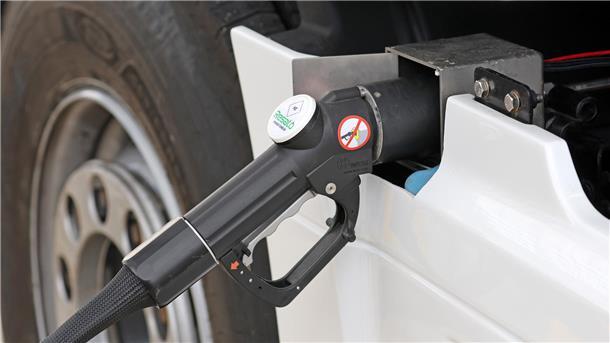 Bei der Eröffnung der ersten Wasserstofftankstelle für Schwerlastfahrzeuge in Mecklenburg-Vorpommern wird ein Wasserstoff-LKW betankt.