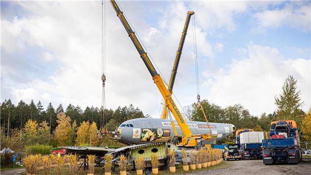 Letzte Landung: Ausgedienter Flieger wird zur Attraktion In drei Nächten wurde der Flieger vom Flughafen Hannover-Langenhagen zum Serengeti-Park gefahren, wo er als Restaurant dienen soll.