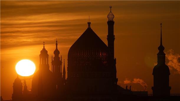 Wetter wird milder und wechselhafter In Dresden geht die Sonne auf.