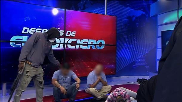 Ecuador: 178 Justizvollzugsbeamte als Geiseln festgehalten In Ecuador sind Bewaffnete während einer Live-Übertragung in die Räumlichkeiten eines Fernsehsenders eingedrungen. Mehrere Journalisten und Mitarbeiter wurden von einer Gruppe von Kriminellen mit Maschinengewehren und Sprengstoff bedroht und als Geiseln genommen.