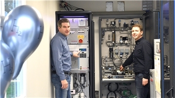 In einem 20-Fuß-Container wird seit Freitag grüner Strom in Wasserstoff umgewandelt und gespeichert. Im Bild Prof. Dr. Uwe Werner (links) und der wissenschaftliche Mitarbeiter David Stephan.