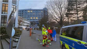 In einem Aachener Krankenhaus gibt es einen größeren Polizeieinsatz.