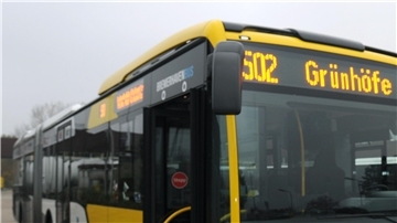 In einem Bus der Linie 502 und am Hauptbahnhof näherte sich der Täter der 18-Jährigen unsittlich an.
