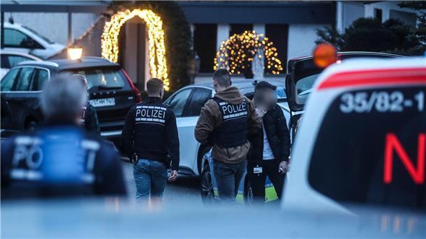 Tote Familie im Schwarzwald: Hintergründe noch unklar In einem Einfamilienhaus im Schwarzwald sind Mutter, Vater und ihr 32-jähriger Sohn tot aufgefunden worden.